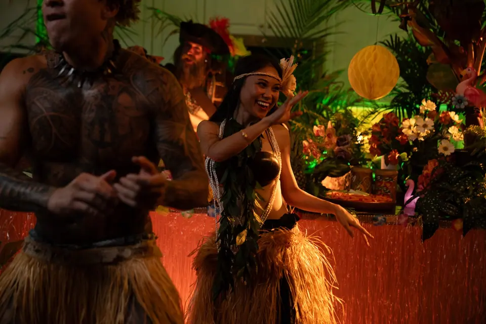 Geico Kitchen Island performer smiling on the tropical party set